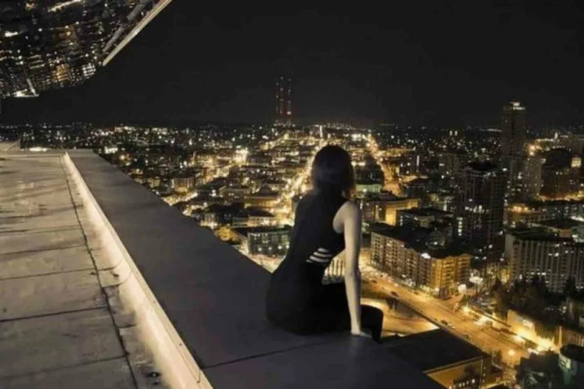 Сидит на крыше силуэт. Девушка прыгает с крыши. Текст песни молитва би 2. Би 2 молитва текст. Тише души на крыше.