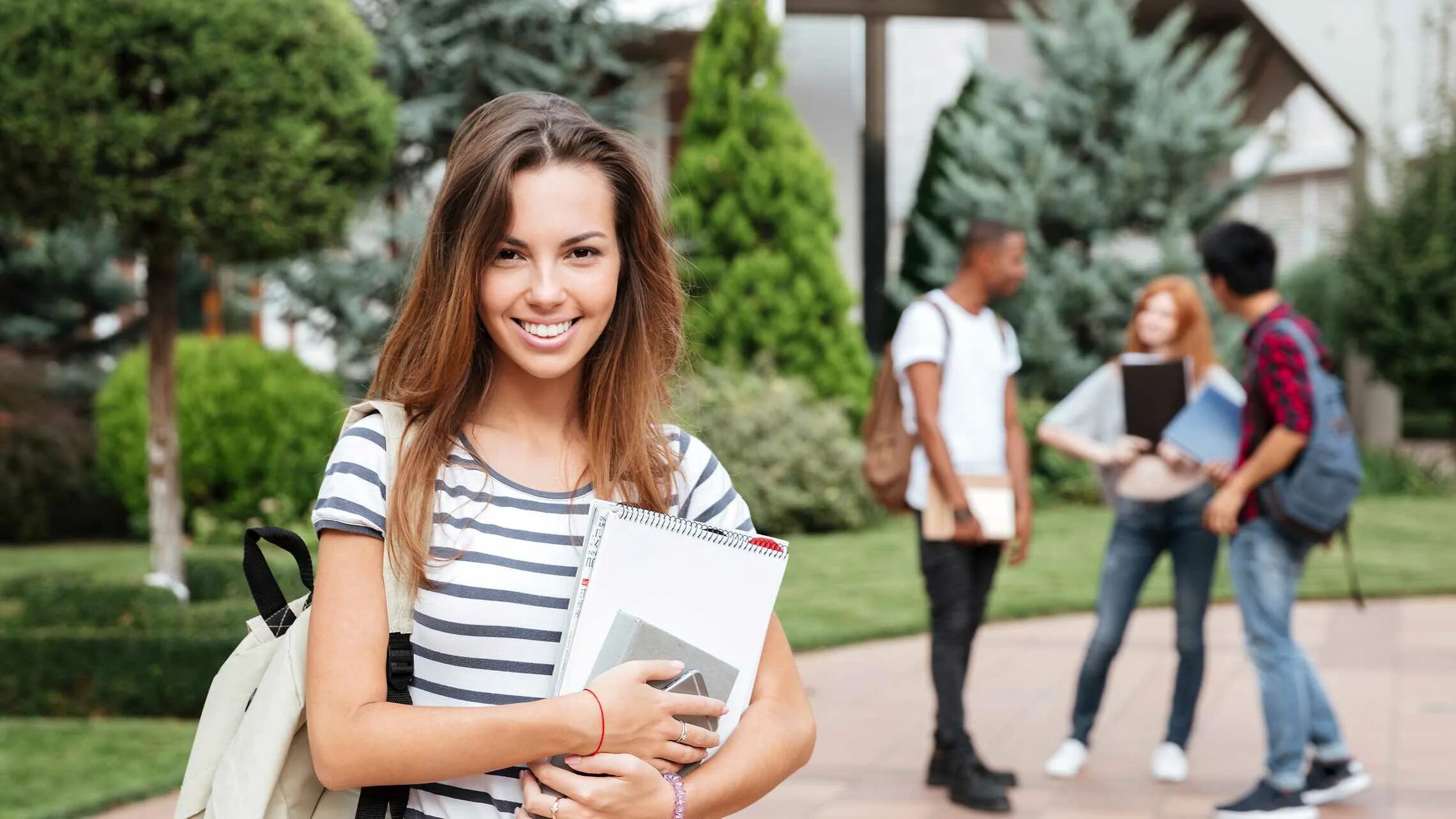 Счастливые студенты фото. Девушка с рублями. Студент со смартфоном. Studentki cash. Студент за телефоном.