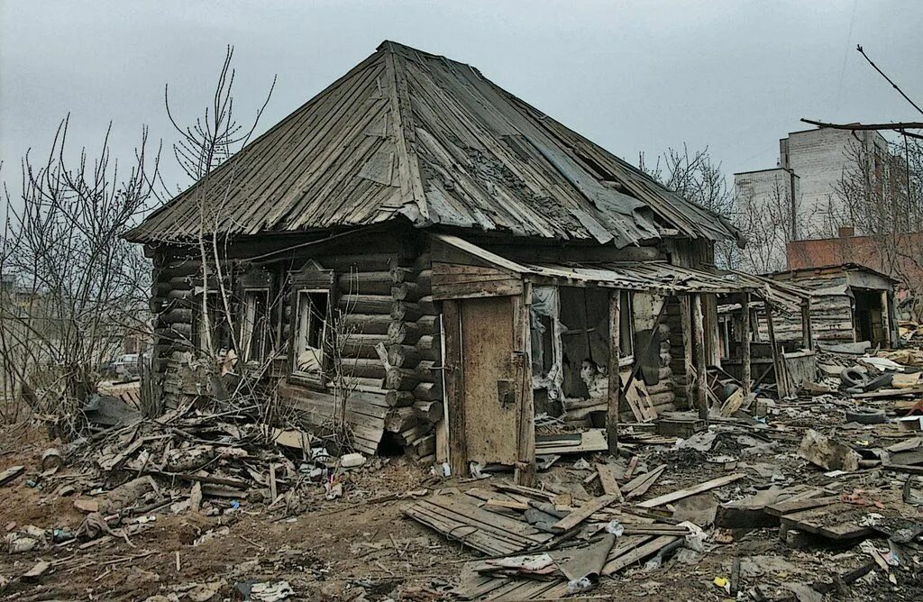 Старый разрушенный дом. Разваленный деревянный дом. Разрешенный деревянный дом. Разрушенные деревянные дома. Разрушенный старый деревянный дом.