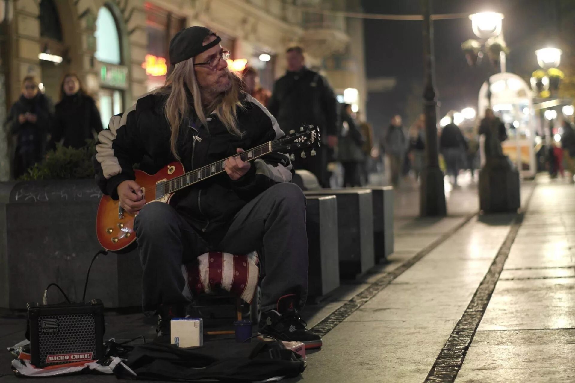 «Уличный музыкант» Street musician, Бенгт Линдстрём. "Гитарист" "уличный музыкант" "Ambient". Уличный гитарист. Уличный музыкант на гитаре. Поют на гитаре на улицах