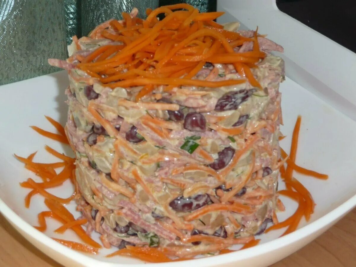 Салат с морковкой по корейски и сухариками. Салат из копчёной курицы с корейской морковкой и фасолью. салат мужской каприз с корейской морковкой. салат по краковски с корейской морковью. салат с копчёной курицей и корейской морковью и фасолью сухариками.