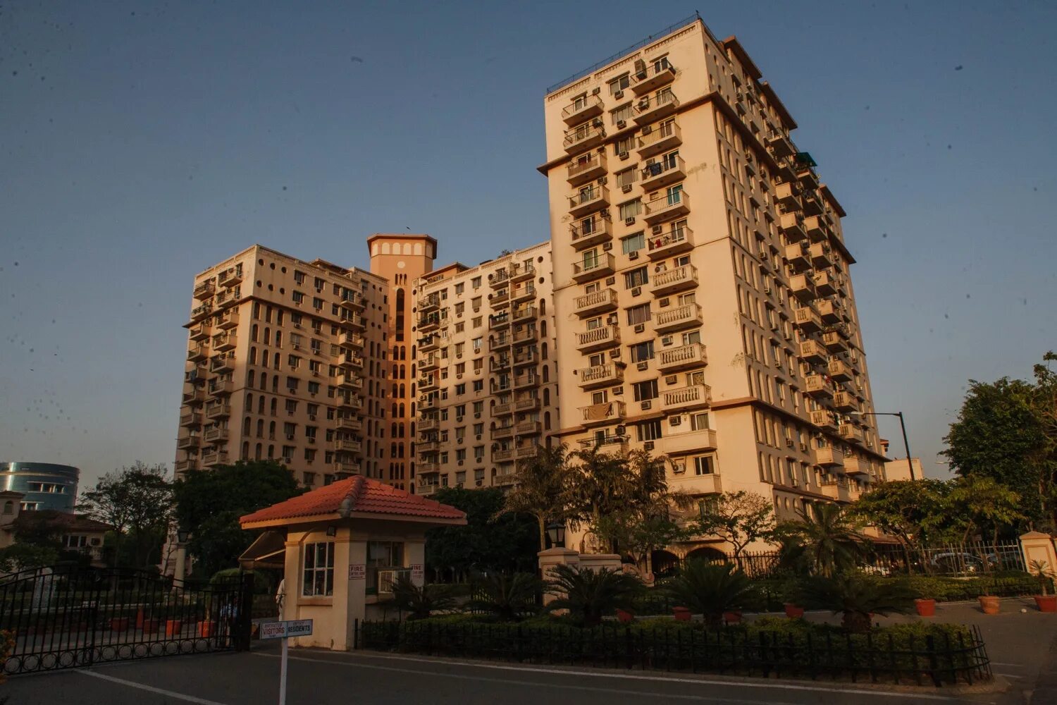 Индия нью дели жилые кварталы. Индия столица мумбаи. Богатые районы индии. Трущобы мумбаи 2022. Центральная улица мумбаи.