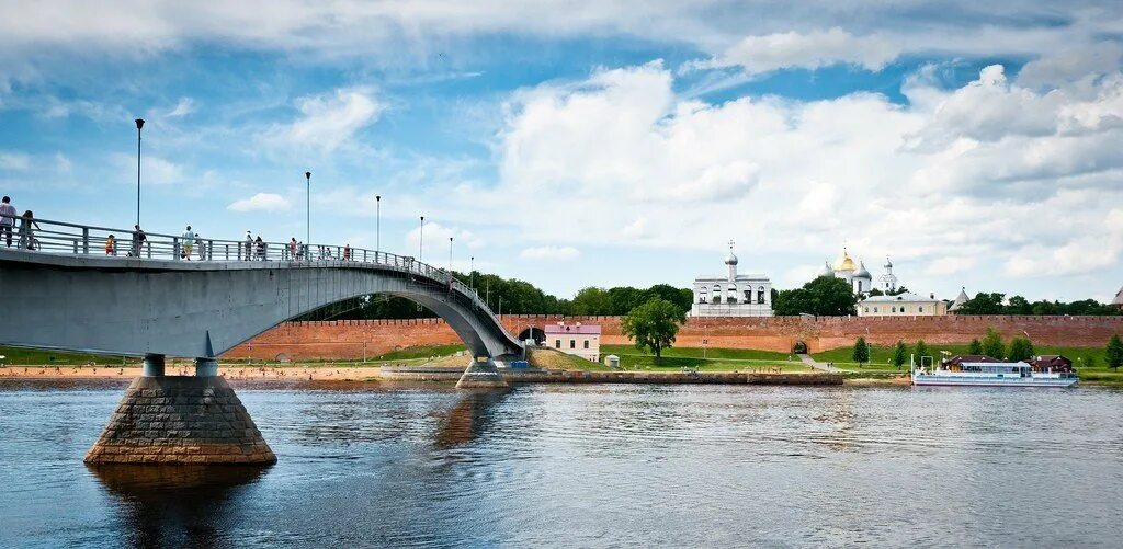 Великий новгород тюмень. Великий Новгород досто. Великий Новгород Великий Новгород. Великий Новгород туристы. Великий Новгород Кремль река Волхов.