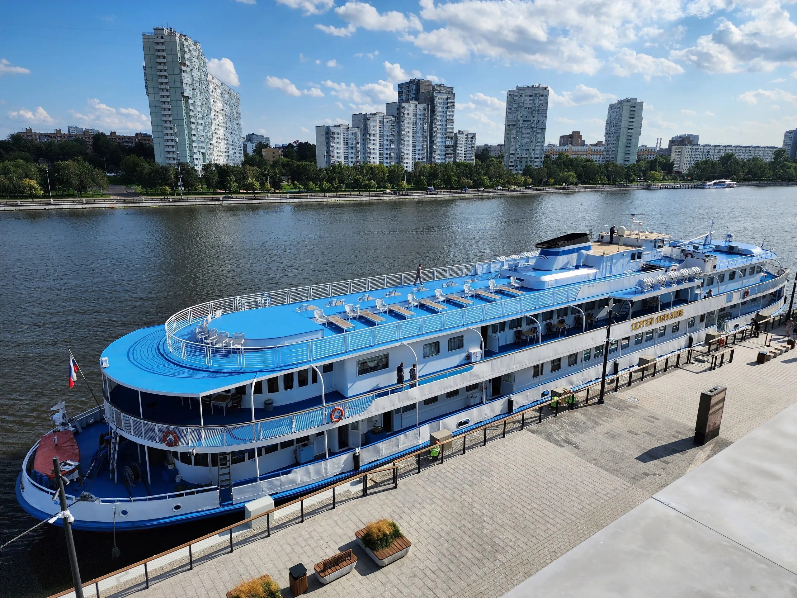 Речные электросуда на реке Москва.. Речной вокзал Москва фото. Южный Речной вокзал фонтан подсвечен. Южный Речной вокзал фонтан зимой.