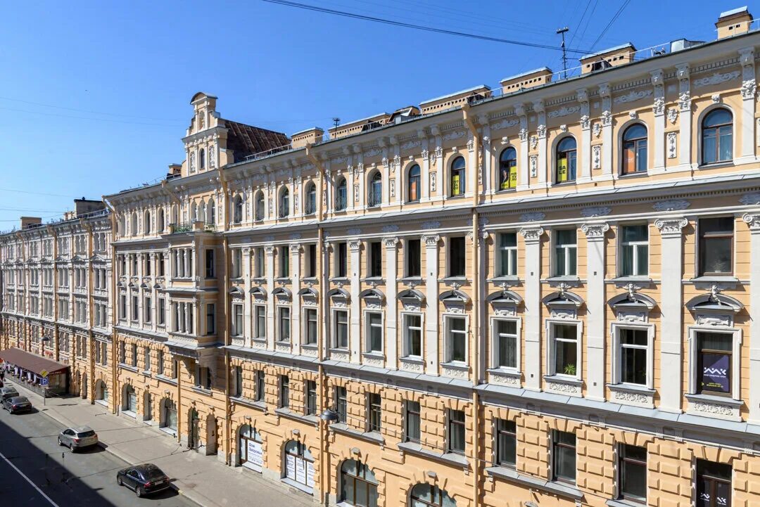Сеть магазинов "Пятерочка". Крупный продуктовый магазин. Магазин продуктов с низ