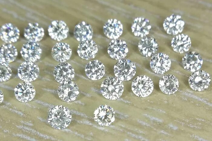 С цветными бриллиантами first class diamonds. Чистота бриллианта i1-i2.