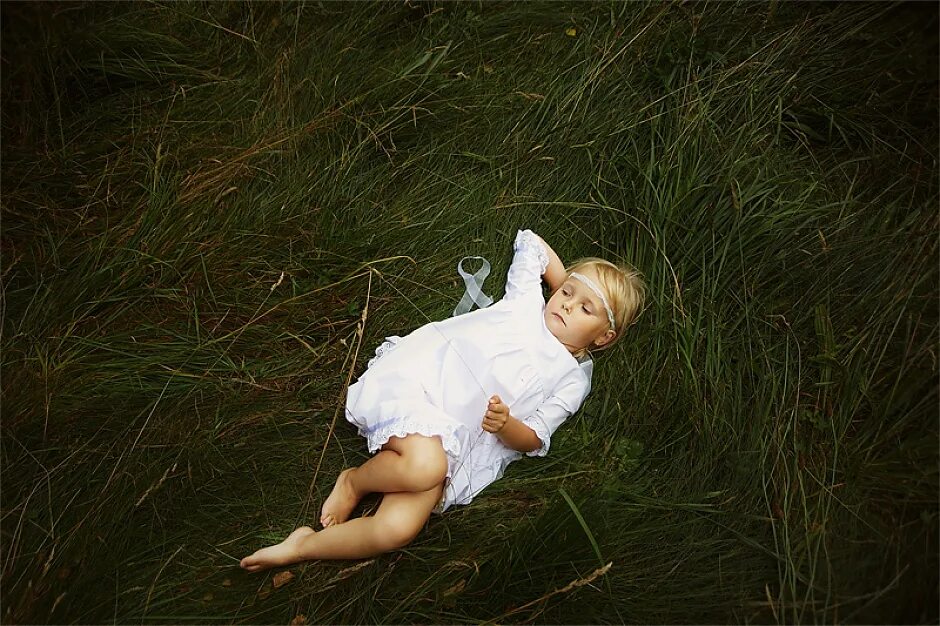 счастливая здоровая женщина. почувствуй дыхание лета. ароматы трав. дыхание лета. дыхание лета.