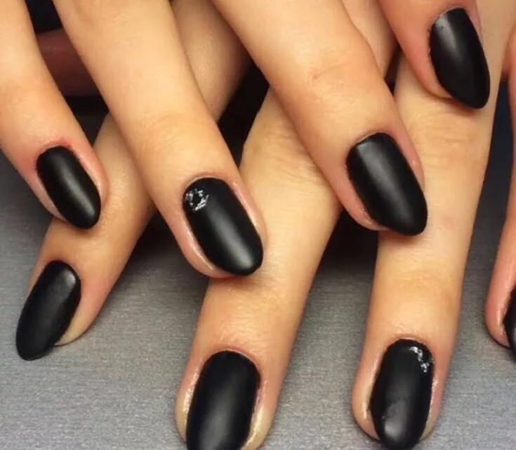 Черные ногти. Чёрное покрытие ногтей. Маникюр с чёрным цветом. Ногти черный бархат. Черное матовое покрытие