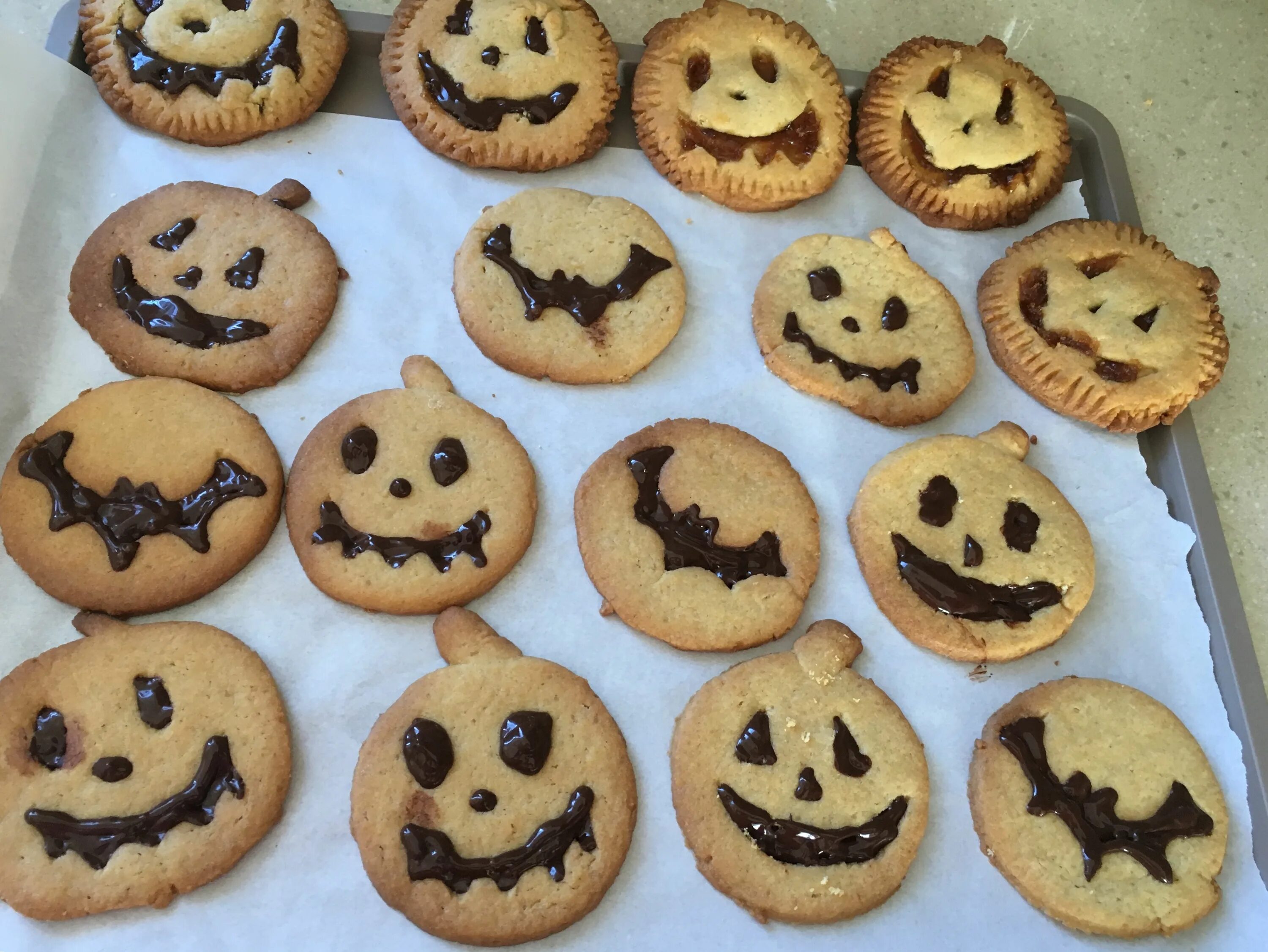 Silly Halloween pumpkin cookies Halloween pumpkin cookies, Jack o lantern cookie