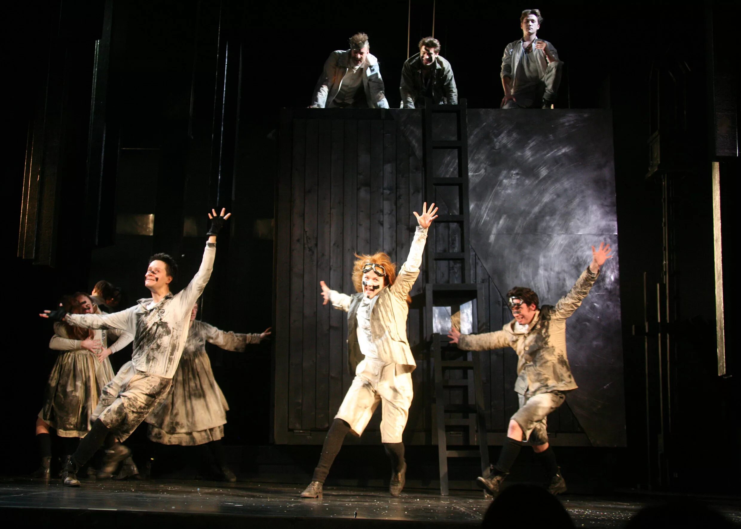 Театр восемь. Восемь любящих женщин спектакль театр моссовета. Театр восемь. Восемь женщин театр театр пермь. Один восемь восемь один спектакль.