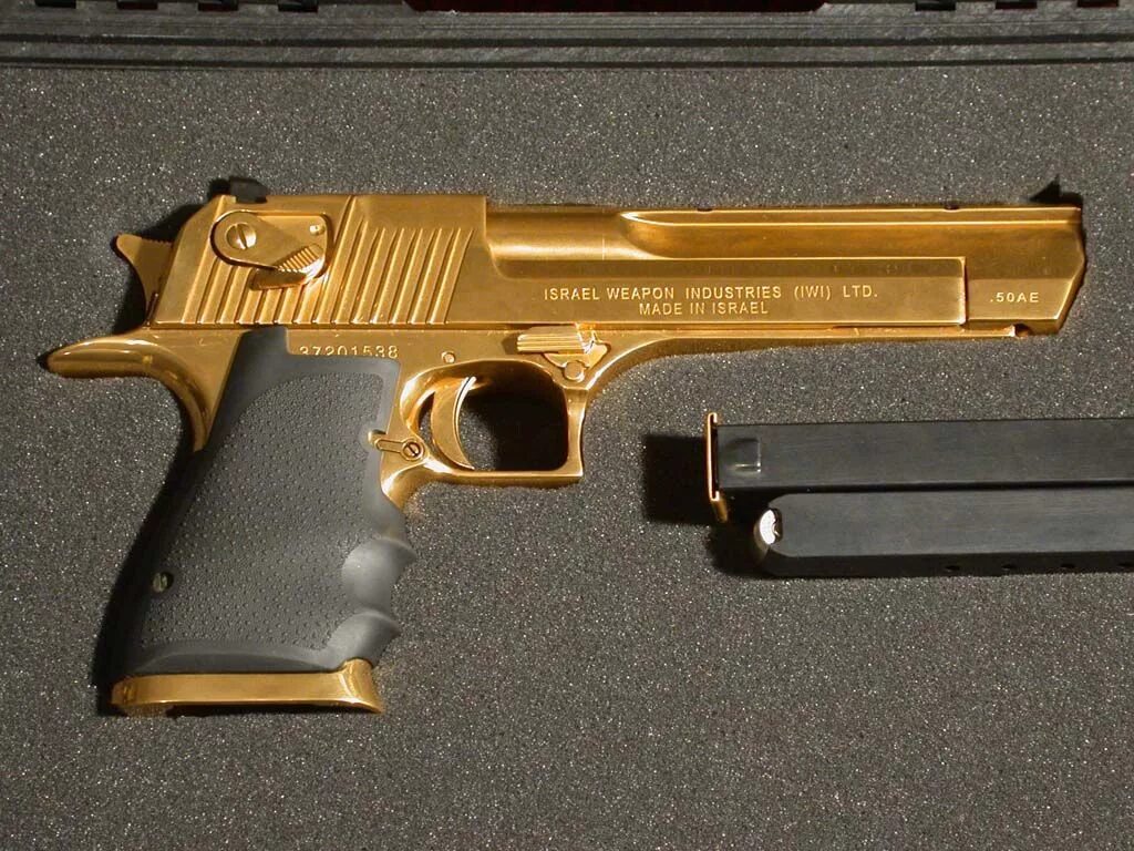 Голд дигл. Золотой Desert Eagle. Desert Eagle Mark XIX 50ae Gold. Дезерт игл пустынный Орел.