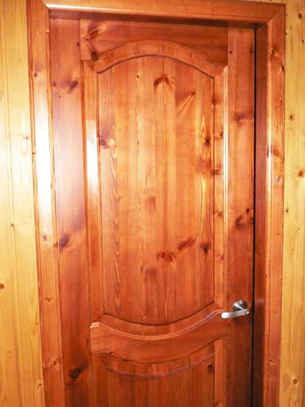 Можно покрыть двери лаком. Окрашенная деревянная дверь. Дверь деревянная лакированная. Дверь покрытая лаком. Крашенная деревянная дверь.
