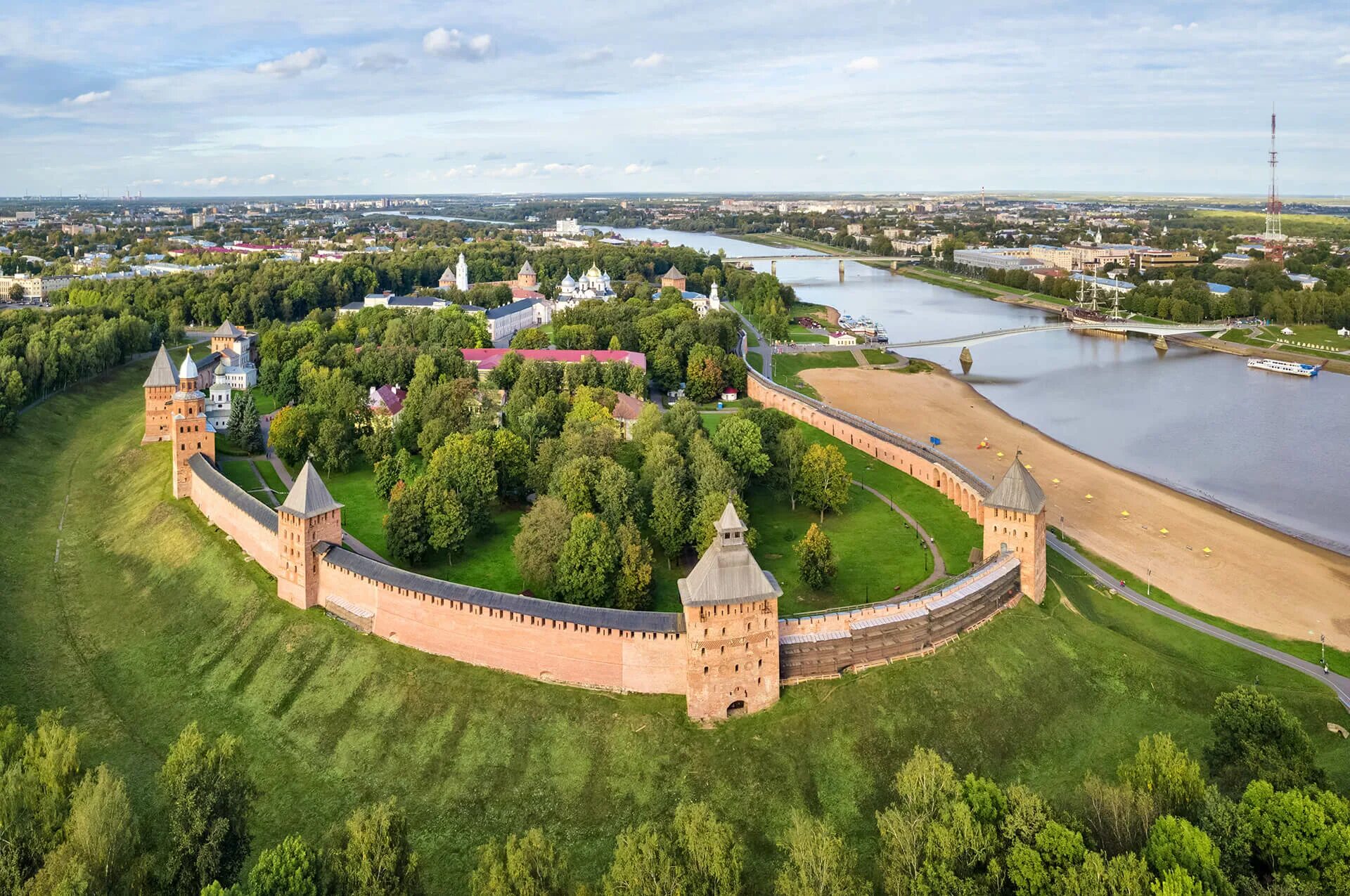 Стиком новгород. Новгородский Детинец Великий Новгород. Новгородский Кремль Детинец. Новгородский Детинец достопримечательности Великого Новгорода. Великий Новгород Кремль.