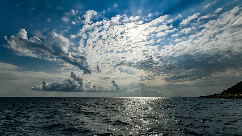 Закат над средиземным морем. Левантийское море кипр. Ливия триполи море. Тунис побережье средиземного моря. Над средиземным морем.