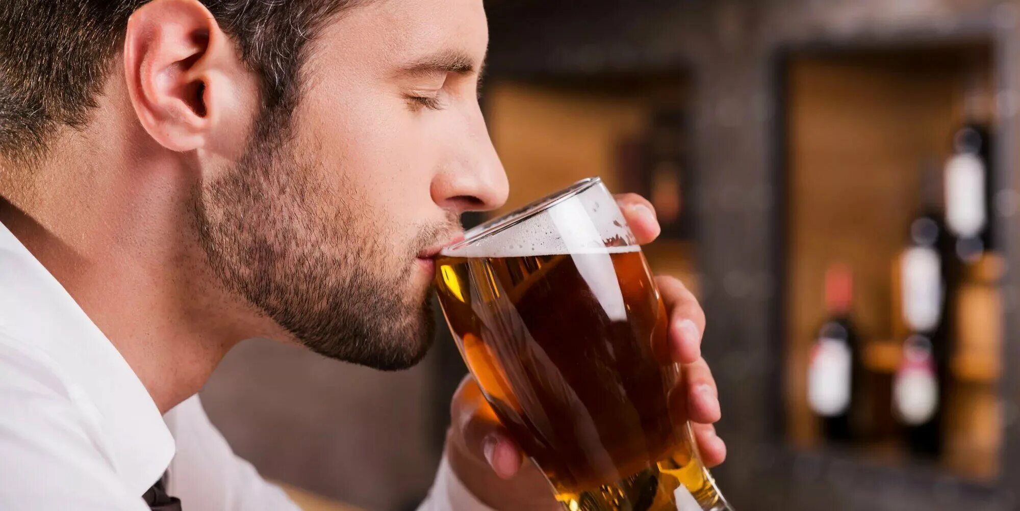Мужчина пьет форум. Парень с пивом. ПИВОХЛЁБ. Выпивает. Мужчина пьет витамины.