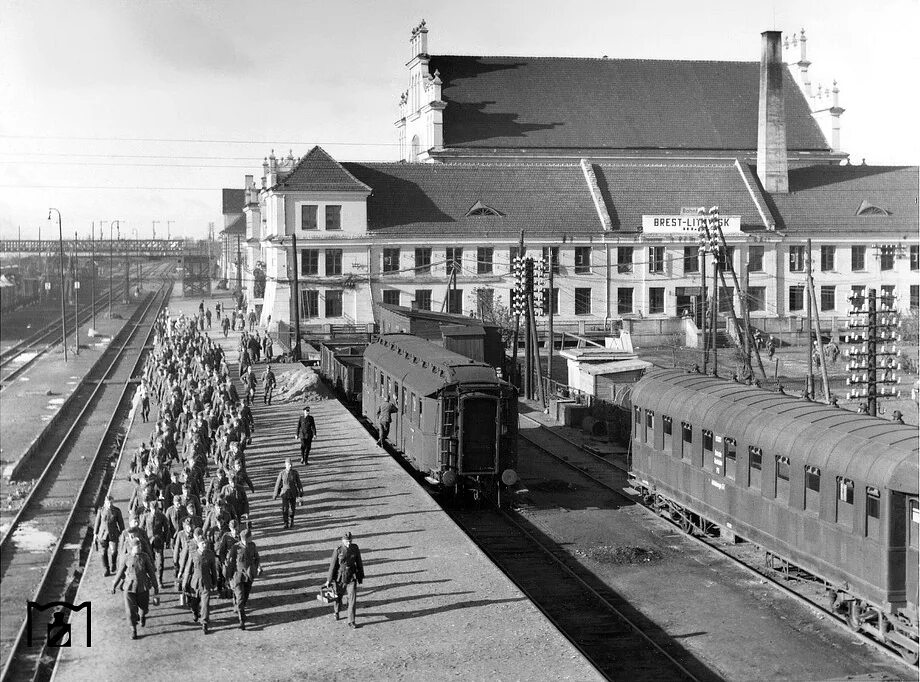 Брест ж д. Брест железнодорожный вокзал 1941. брест-литовск вокзал. ж\д вокзал бреста 1941 года. ж-д вокзал г брест.