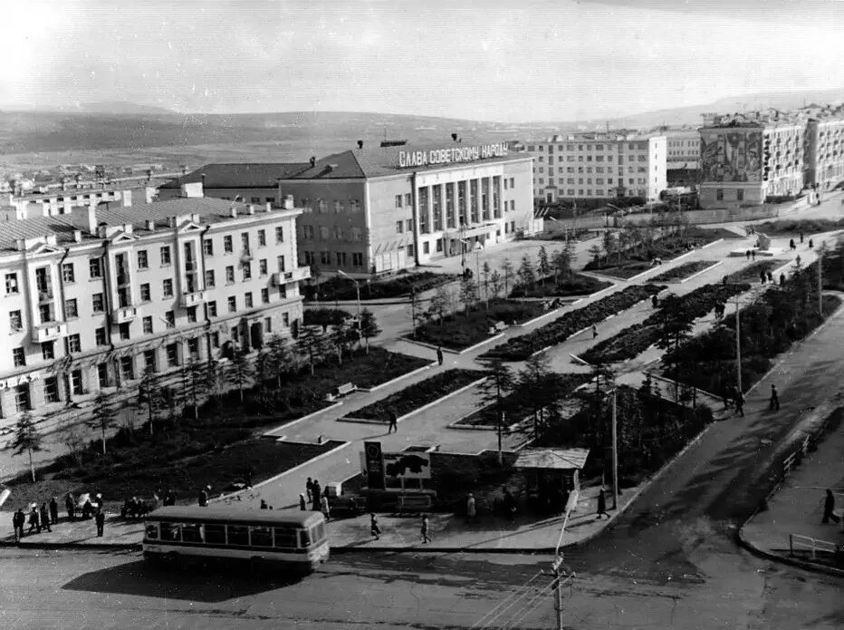 Магадан октябрьская площадь 1 фото. Магадан 1938 год. Магадан 1929 год.