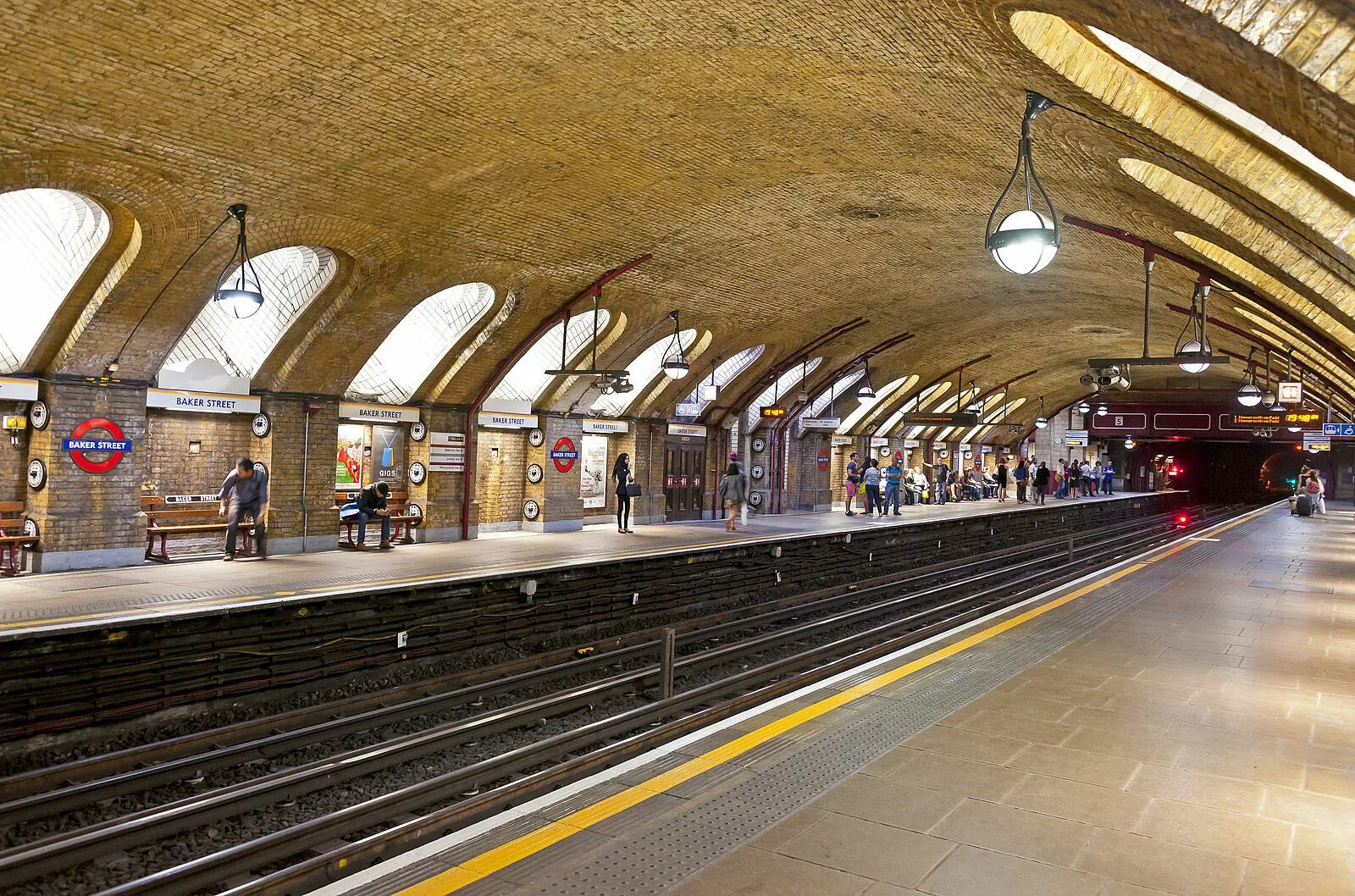 Лондон метро вестминстер. Кэнэри-уорф станция метро. Станция southwark station. Станция в лондоне андеграунд. Лондонское метро.