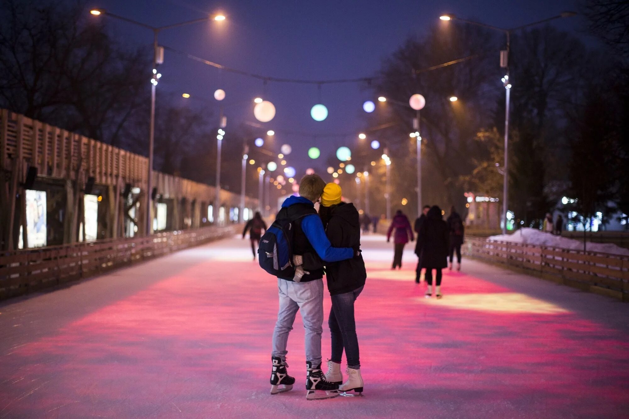 Взять погулять. Каток в парке Горького Москва. Парк Горького Москва. Каток вечером. Прогулка ночью зимой.