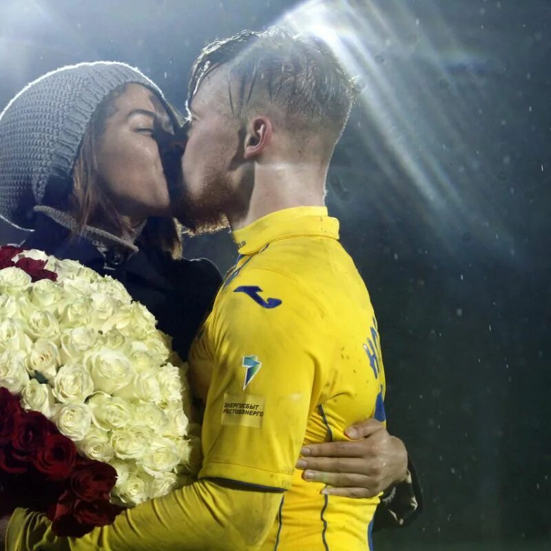 сделал предложение на футбольном поле