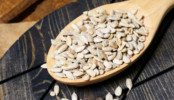 Как очистить семечки от шелухи. Семечки домашние. Автомат для чистки семечек. Машина очистки семян подсолнечника от лузги. Приспособление для очистки тыквенных семечек.