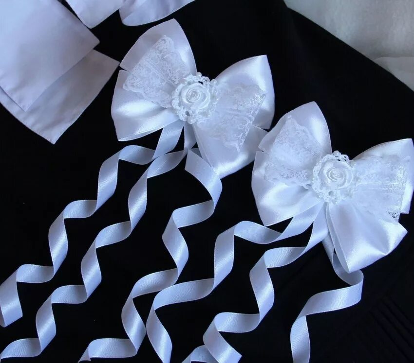 Объемный бант своими руками. Бант из органзы. Сделать белые банты. Белые банты из атласных лент. Пышный бант из атласной ленты.