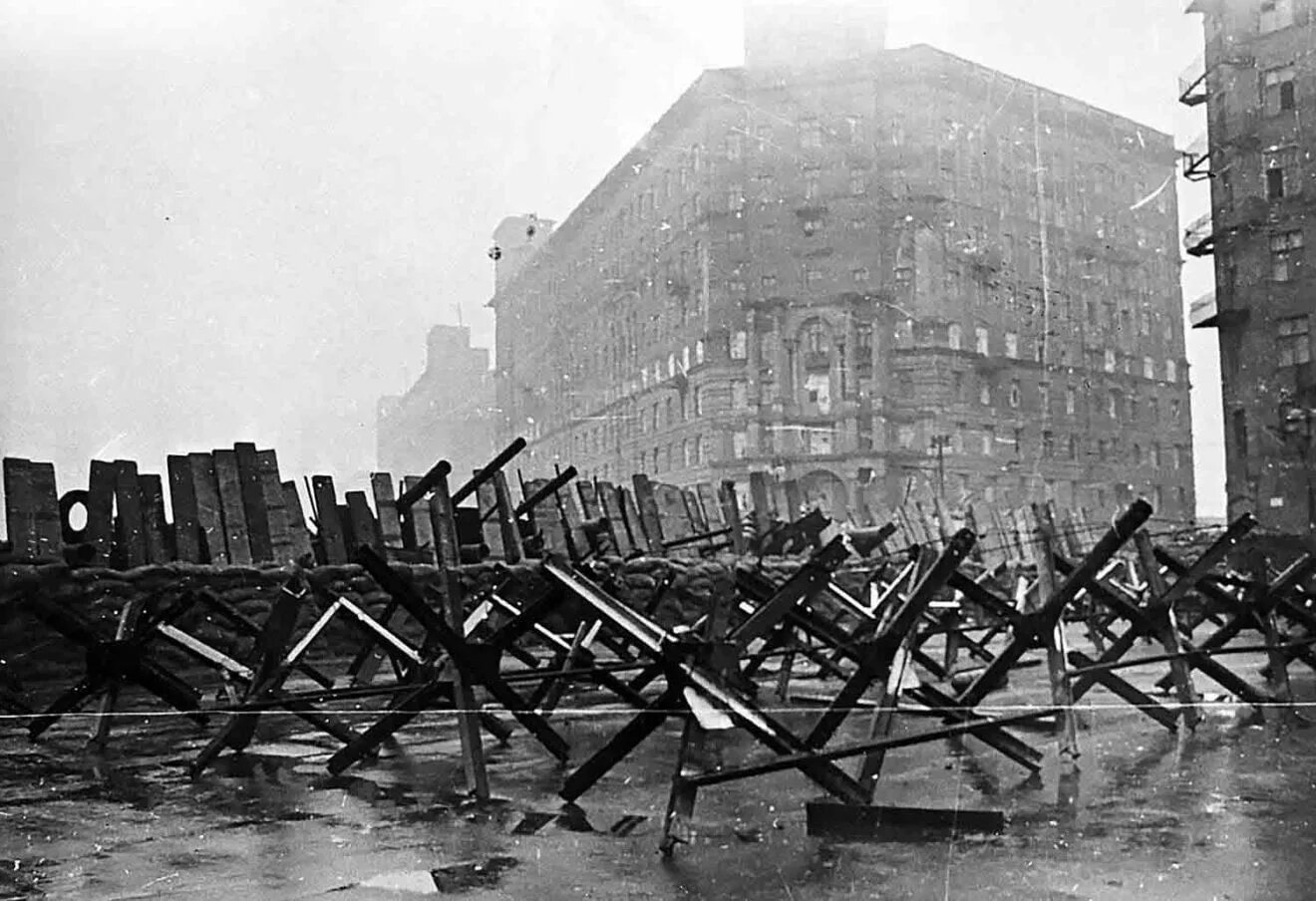 Противотанковые Ежи в Москве в 1941. Баррикады в Москве 1941. Москва на осадном положении 1941. Баррикады на улицах Москвы 1941. Открытый город во время войны