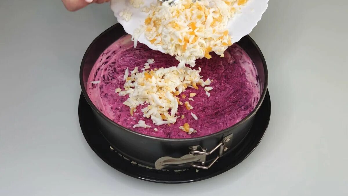 Украшение салата невеста. Салат невеста со свеклой и морковью. Салат неженка со свеклой. Киноа со свеклой. Салат невеста с морковью.