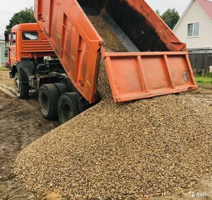 Щебень камаз 15 тонн. Камаз гравия. Щебень пгс песок камаз. Камаз гравия. Камаз гравия.