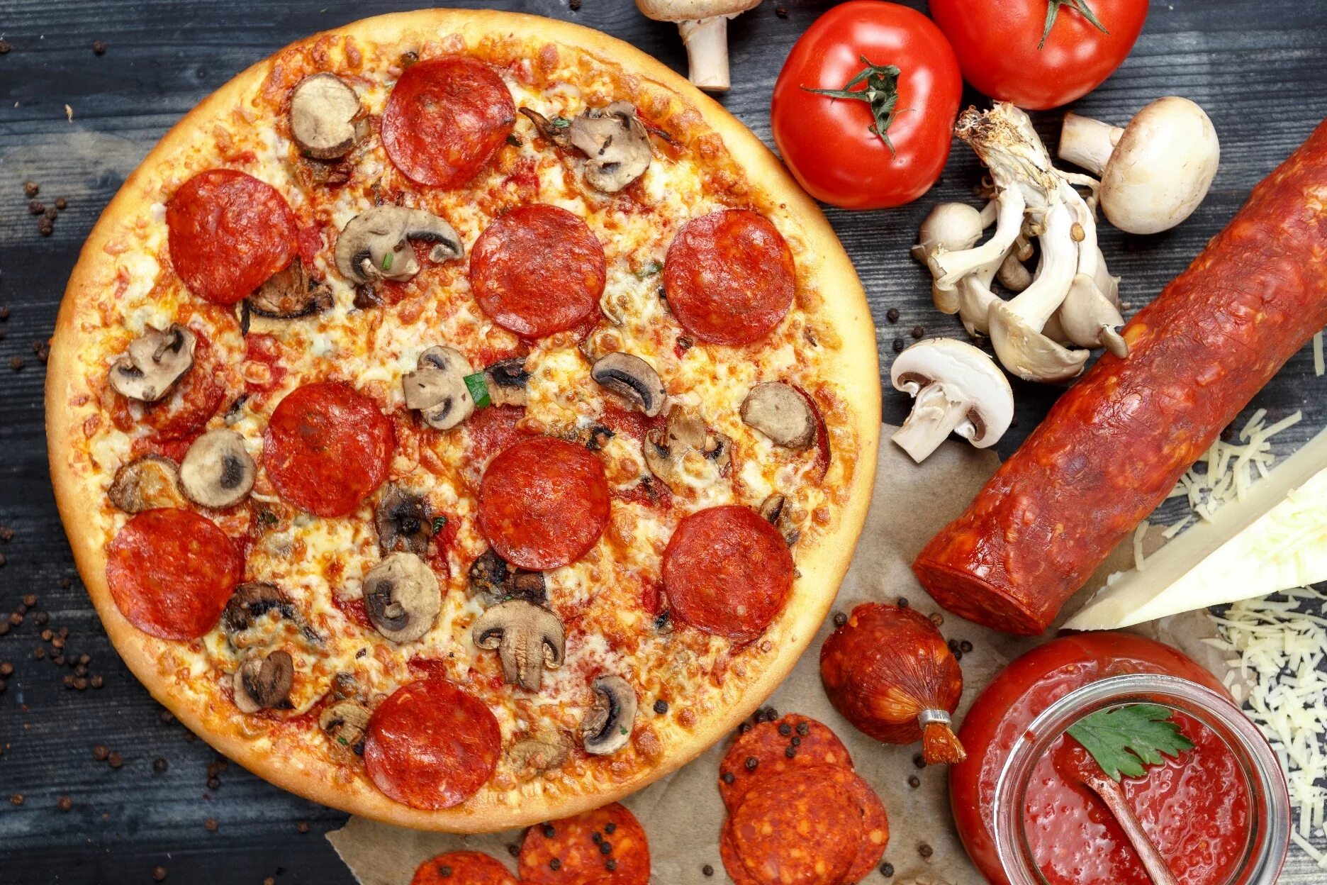 Пицца с колбасками. Пицца пепперони с помидорами. Пицца с салями и помидорами. Пицца салями грибы. Пицца пепперони с шампиньонами.