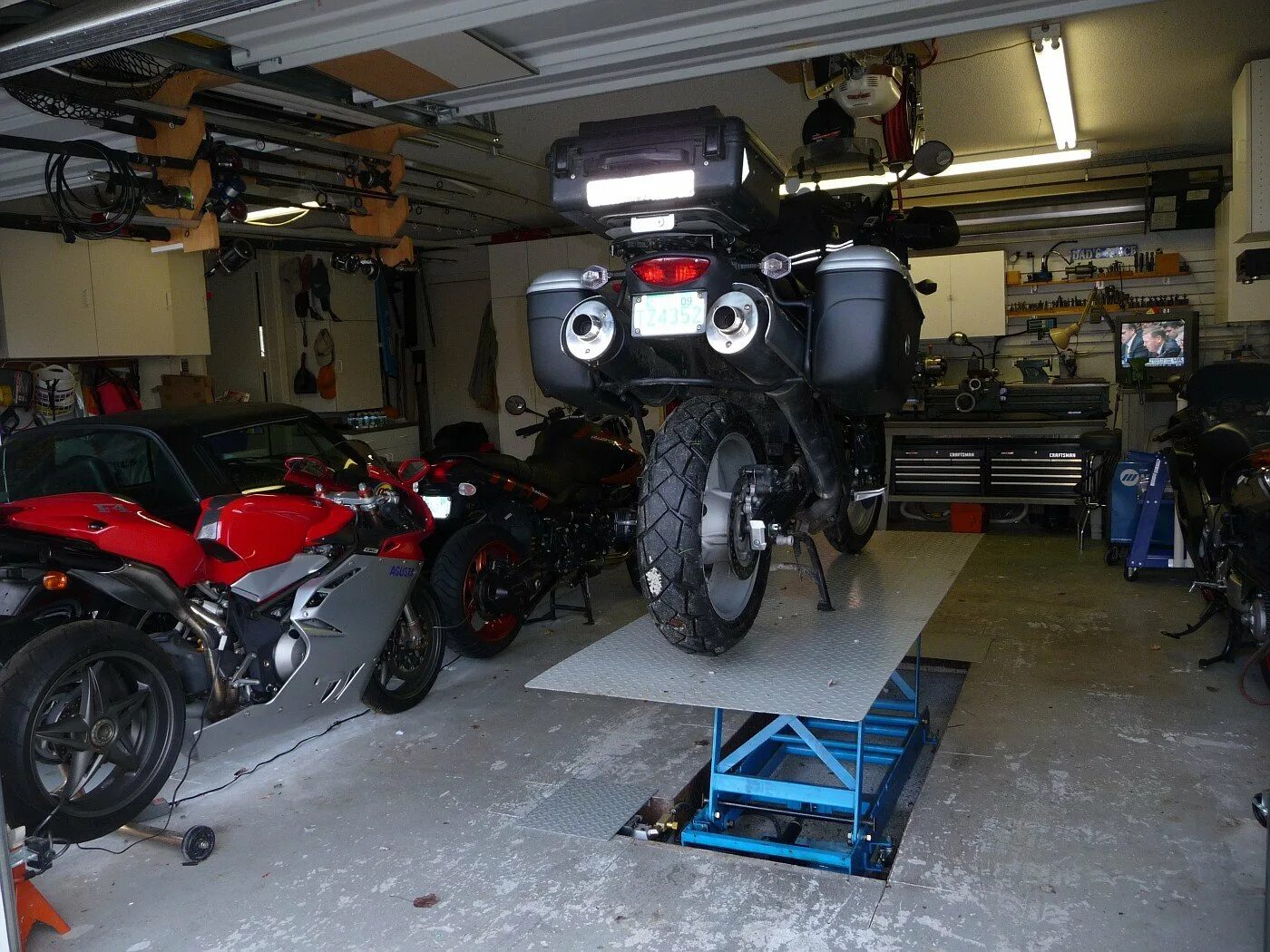 Где поставить мотоцикл. Мотоцикл в гараже Альфа-1. Гараж для мотоцикла. Переносной гараж для мотоцикла. Гараж для мопеда.