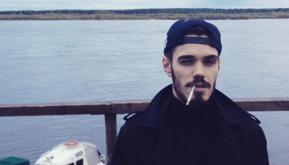 Сильный ветер. Гостиница космос печора многознаал. Много знал ветра. Mnogoznaal круг ветров. Сильные порывы ветра.