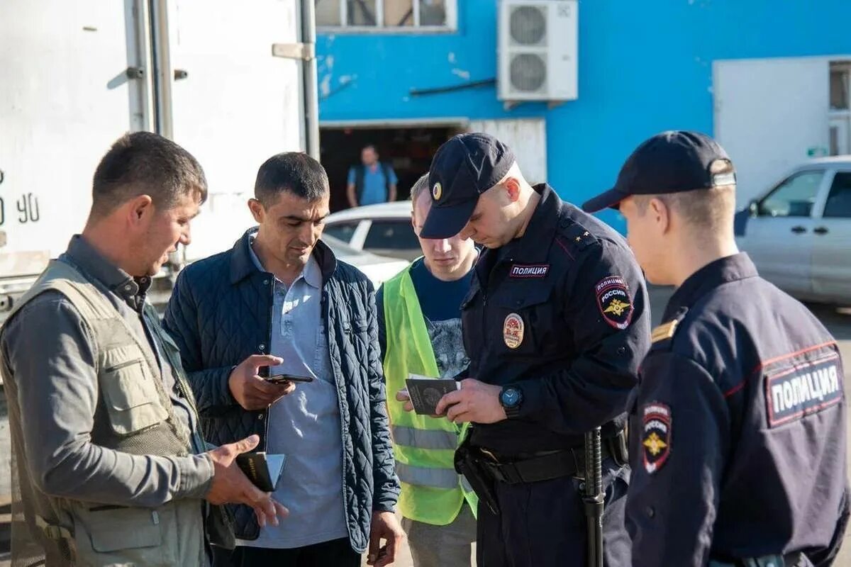 Таджики в красноярске. Мигранты и полиция в России. Полиция проверяет мигрантов. Полиция рейд на рынке. Дети мигранты.