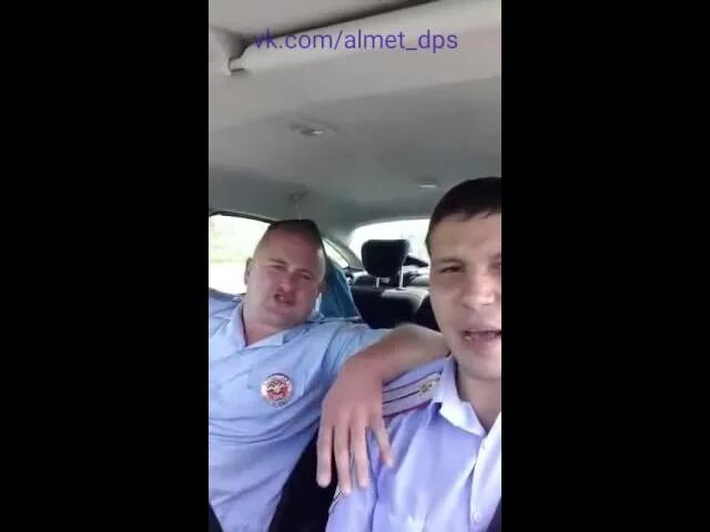 гаишник кукарекает. поющие гаишники. гаишник кукарекает. поющие гаишники. дпсник поет.