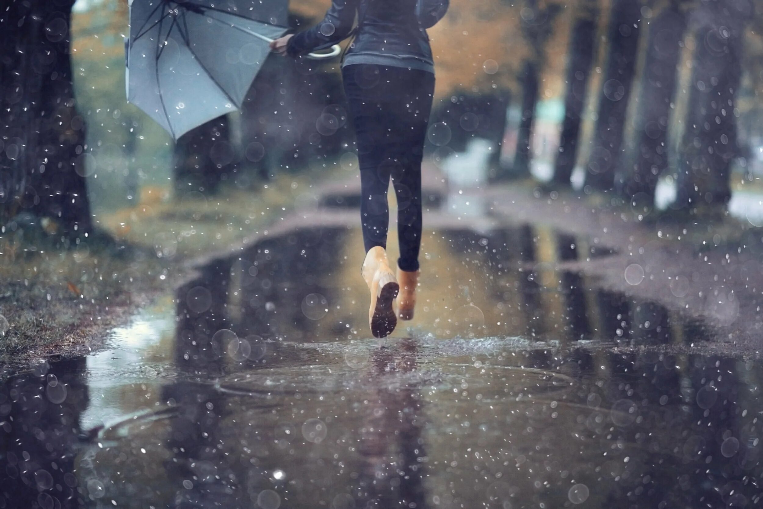 Песни дождь проходит сквозь меня. Дождь по лужам. Женщина дождя. Прогулка после дождя. Девушка зима дождь.