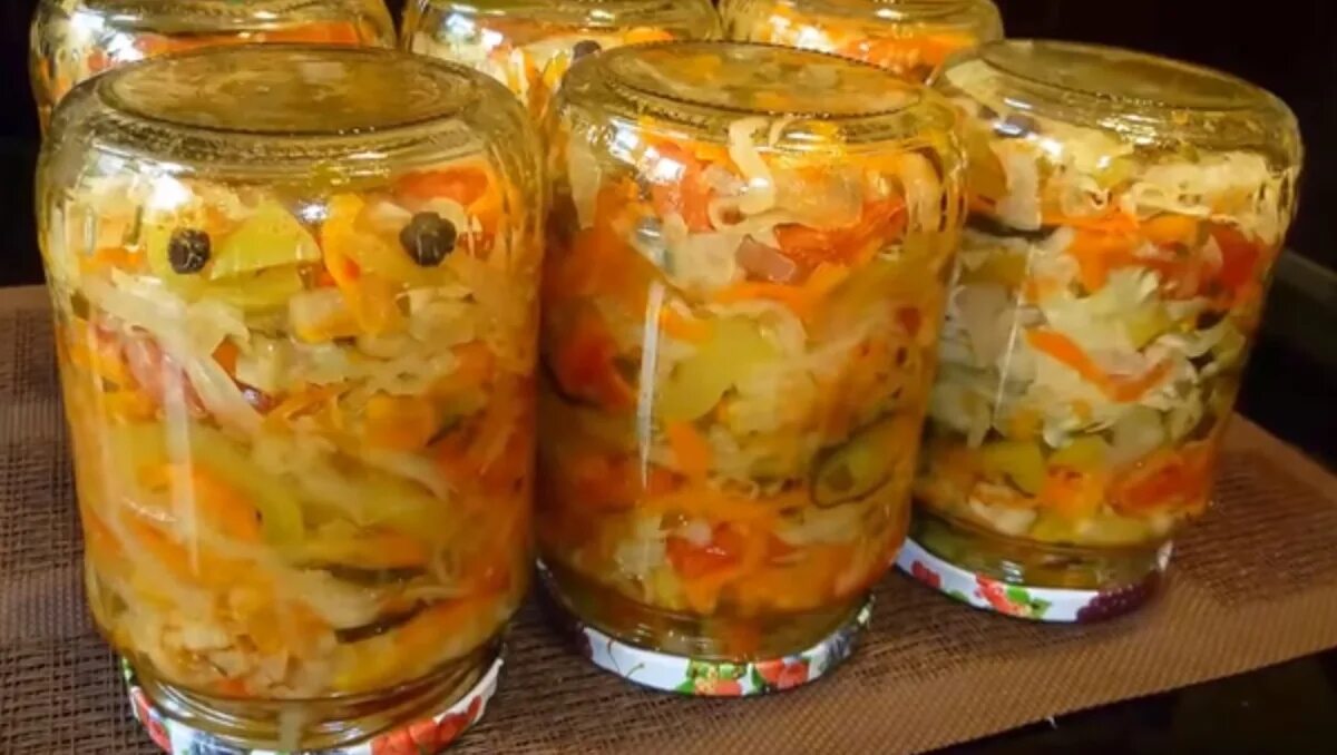 Салат охотничий на зиму. Салат на зиму из капусты по болгарски. овощной салат охотничий на зиму. охотничья закуска на зиму.