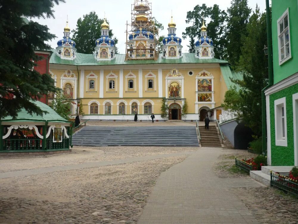 Экскурсии псково печерского монастыря. Паломнический центр псково печерского монастыря. Дом паломника псково-печерского монастыря, печоры. Псково печерская лавра. Дом паломника псково-печерского монастыря.