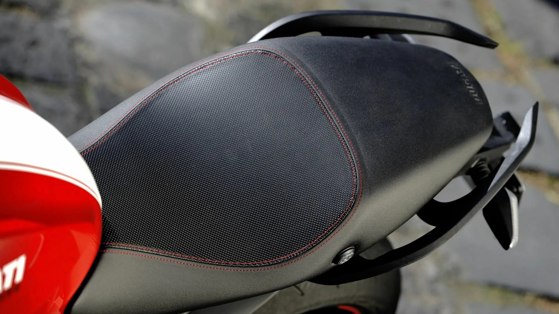 Ducati monster evo. Задние кофры ducati monster 1100 evo. ducati 696 сиденье. ducati monster 2025. сиденье дукати монстр 696.