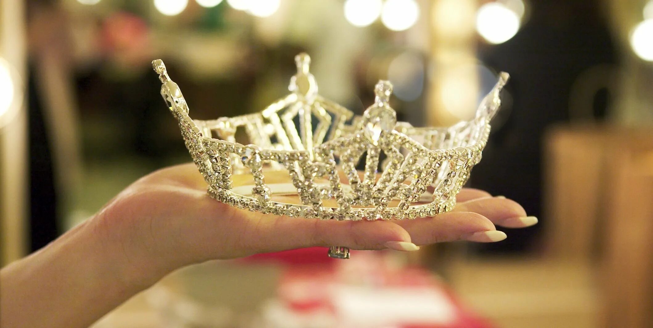 Корона Мисс красоты. Корона королевы красоты. Фотосессия в короне. Корона принцесса.