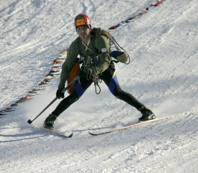 туристу лыжнику было лень. лыжник турист. лыжный туризм. мальчик катается на лыжах. лыжный поход.