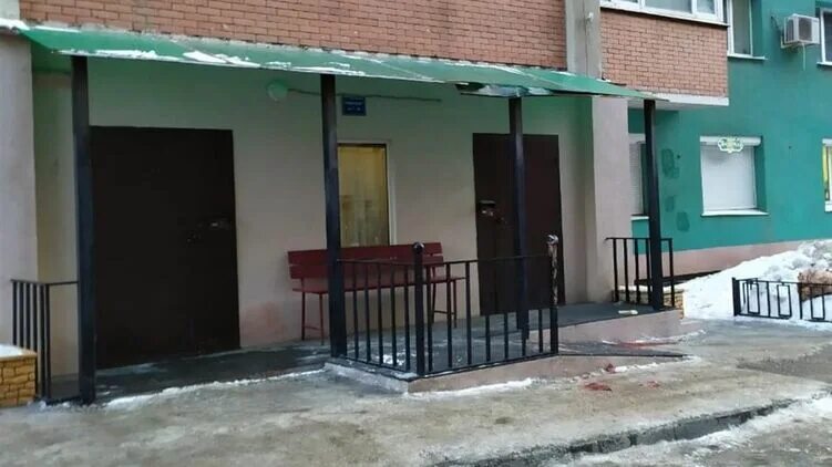 Девочка спрыгнула с 16 этажа кемерово. Девушка спрыгнула с 16 этажа. Девушка прыгнула с 7 этажа. Многоэтажные дома. В краснодаре выпала девушка.