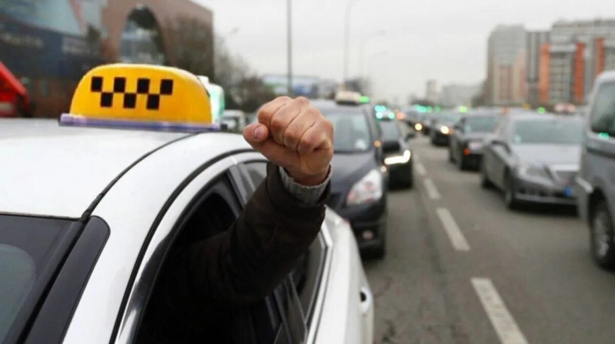 Водитель автобуса. Автомобиль и деньги. Ограбление таксиста. Таксисту вместо денег. Деньги в машине.