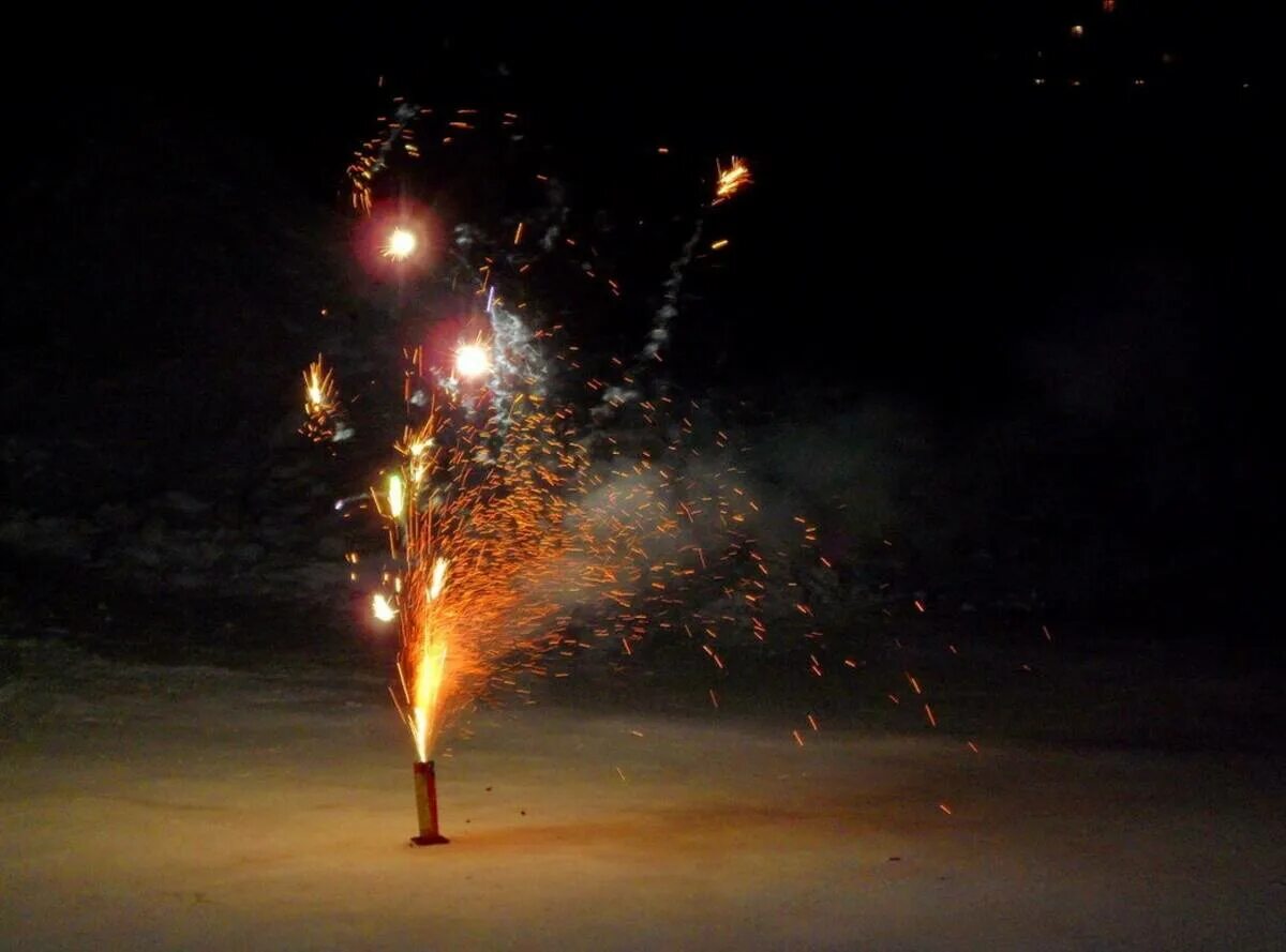 Новогодний фейерверк. Фейерверк зимой. Люди запускают фейерверки. Запуск фейерверков. Как летать с помощью фейерверка