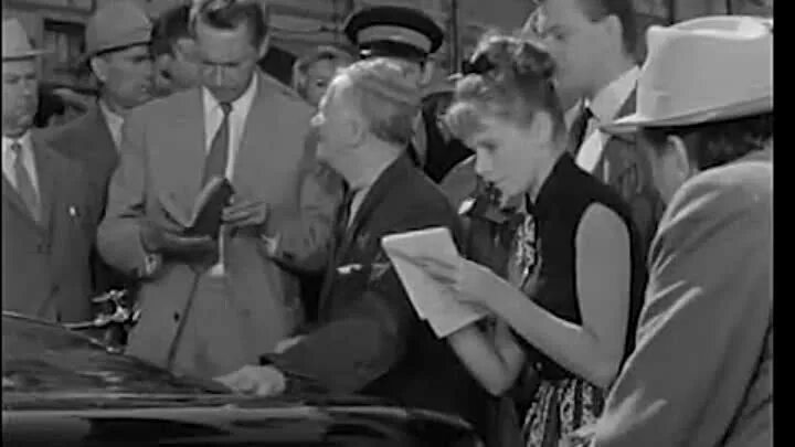 Берегись автомобиля фильм 1966 евгений евстигнеев. Юрий деточкин смоктуновский. Берегись автомобиля фрагмент. Юрий деточкин берегись автомобиля. Иннокентий смоктуновский берегись автомобиля.