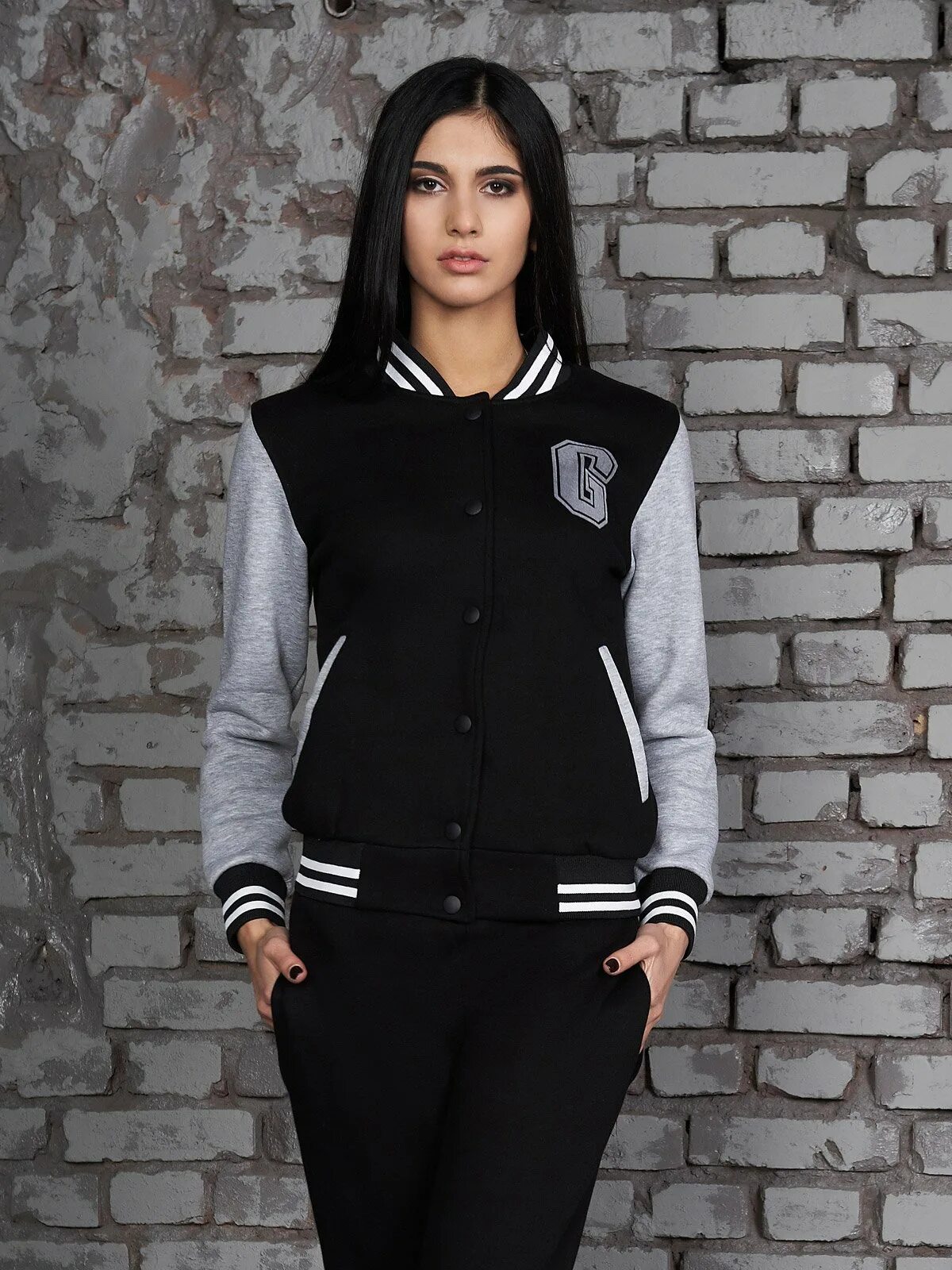 Черная кофта с белыми рукавами. Кофта черная Varsity Jacket женская. Толстовка бомбер женская. Бомбер черный женский. Бомбер кофта женская черная.