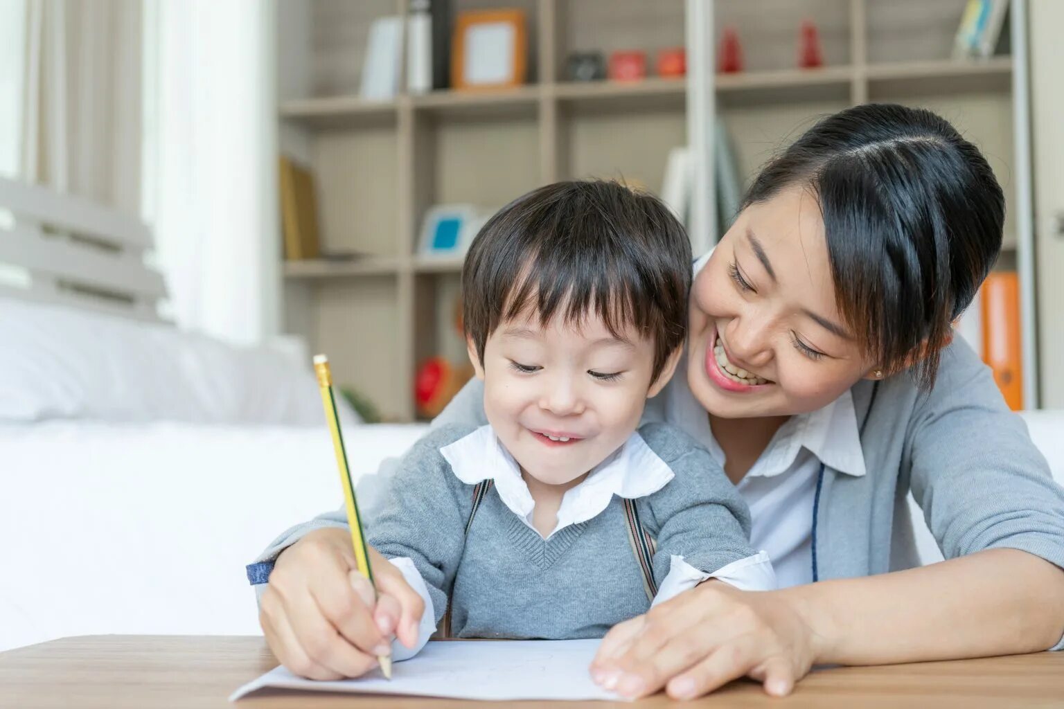 Учит сына. Мама учит сына картинка. казах учит сына. teaching son. мама учит сына математике.