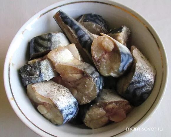 Как вкусно приготовить скумбрию на сковороде свежемороженую. Скумбрия жареная на сковороде. скумбрия на сковороде жареная целиком. жареная рыба скумбрия на сковороде с луком. скумбрия в муке жареная на сковороде.