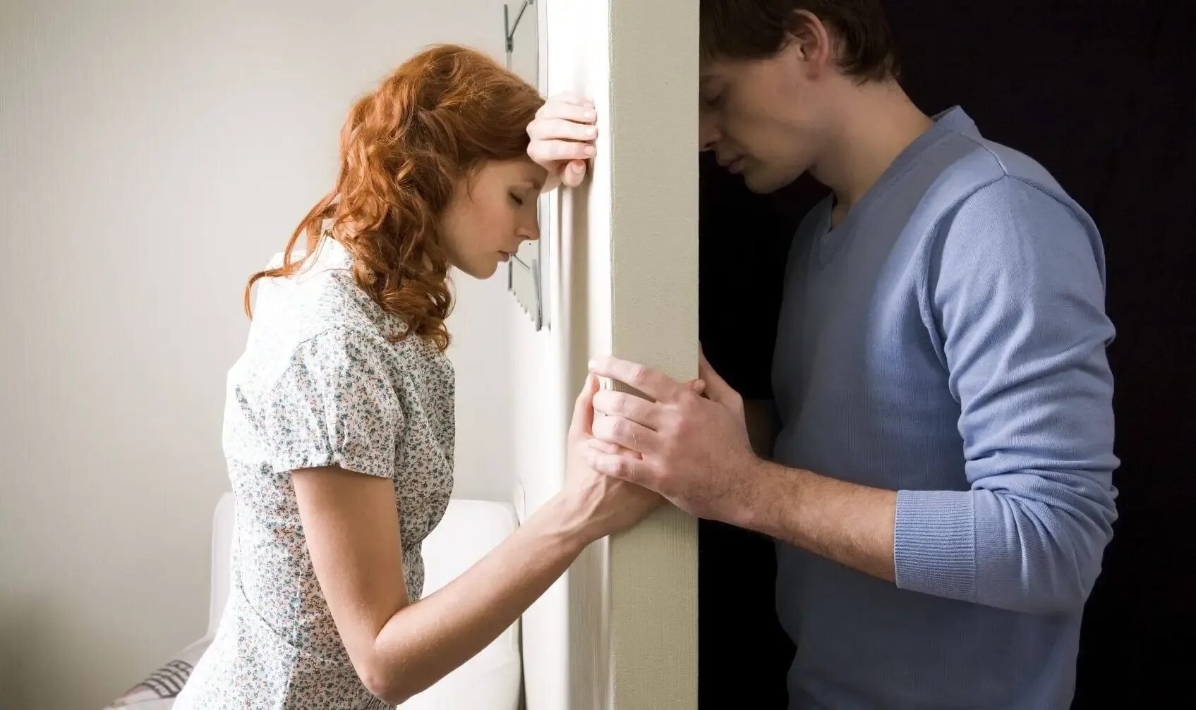 Пара на крыльце. Непонимание в отношениях. Мужчина и женщина глаза в глаза. Красивые пары влюбленных. Два человека молчать.