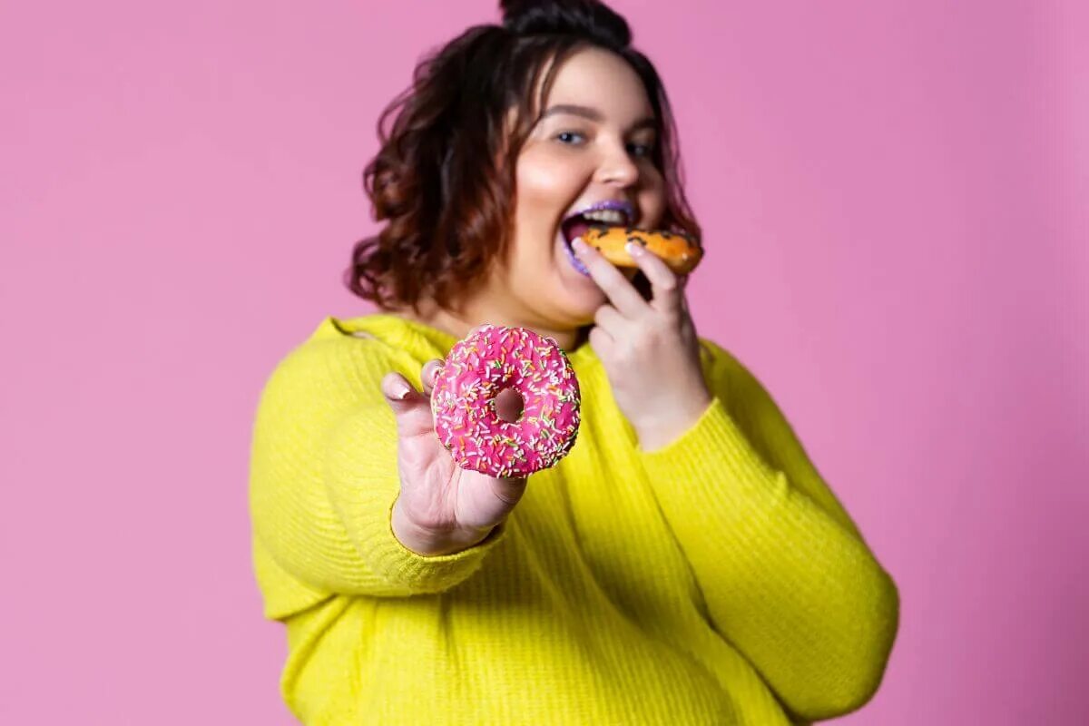 Пухлая девочка видео. Девушка с пончиком. Толстая девочка с пончиком. Женщина ест пончик. Толстуха с пончиком.