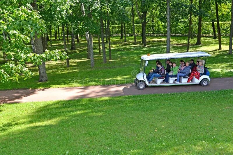 Экскурсия по екатерининскому парку в пушкине на электромобиле. Петергоф экскурсия на электрокаре. Петергоф электрокары экскурсия. Александрия петергоф паровозик. Петергоф машинки по парку.